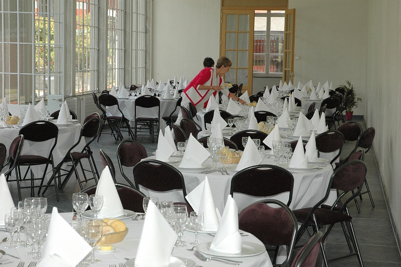 DSC_6481.JPG - Tables dressées pour un repas assis dans l'Orangerie (2)